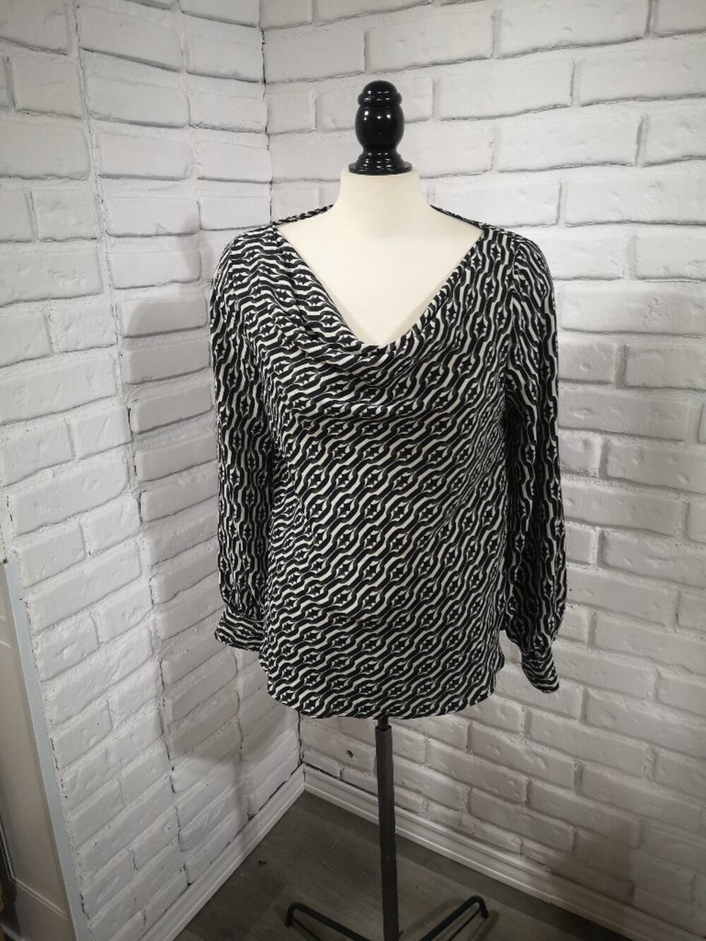 Halston Ladies Size Medium Black Sage & Light Grey Patterned Long Sleeves Blouse